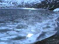 Zamarznięte jezioro 40 min. jazdy od upalnego Geiranger